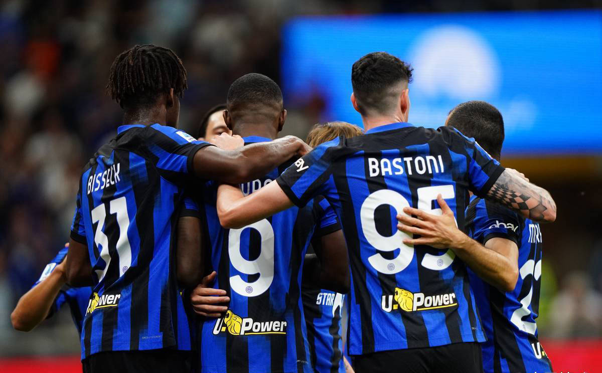 不仅向球迷 不仅向球迷