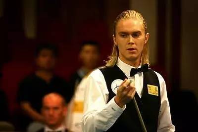 在球场上拥 在球场上拥